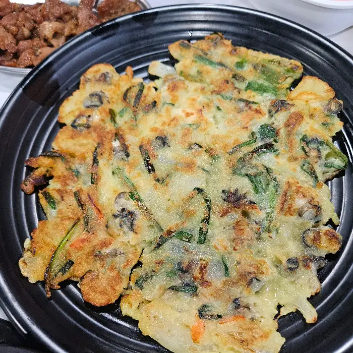 먹음직스럽게 부쳐진 우렁전