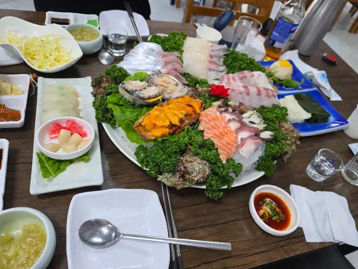 푸짐하게 차려진 다양한 종류의 회