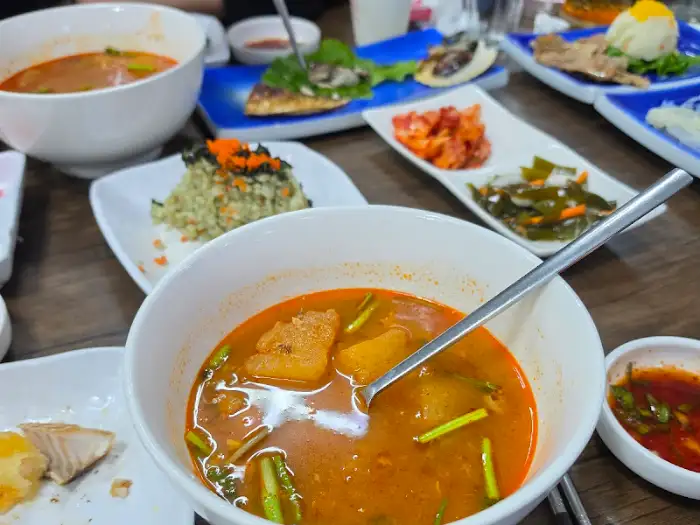 따뜻한 국물의 매운탕과 곁들임 반찬
