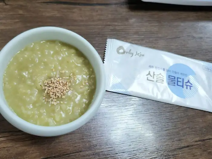 따뜻한 육수의 매운탕이 담긴 그릇과 물티슈