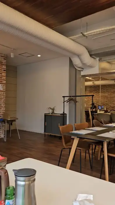 속초그바다로의 해물 모듬장에 포함된 다양한 해산물 구성