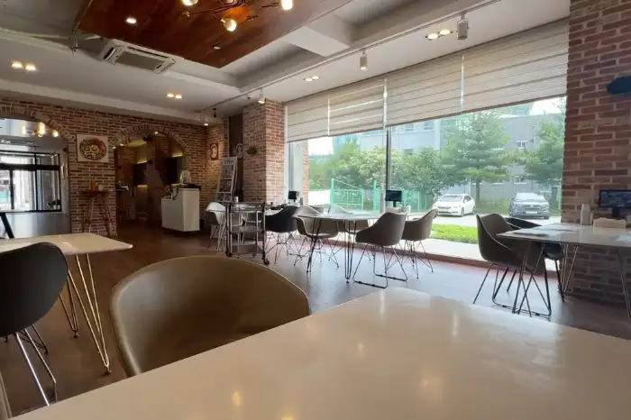 속초그바다로의 넓고 쾌적한 매장 내부 인테리어
