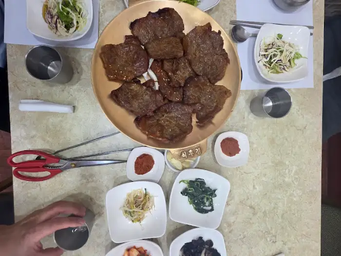 정갈하게 차려진 석갈비와 밑반찬