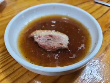 성산농원식당의 오리고기가 담긴 소스