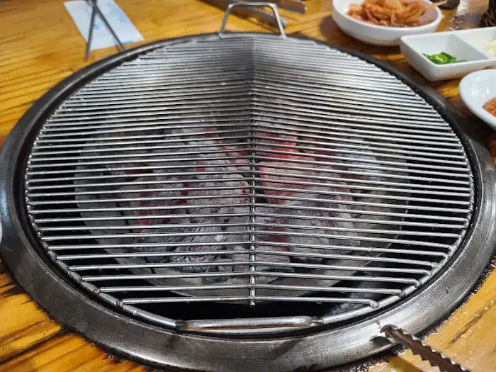 숯불이 피워진 오리구이용 불판