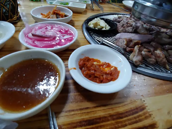다양한 밑반찬과 함께 차려진 식탁