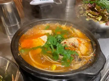 김이 모락모락 나는 따뜻한 뚝배기 속 푸짐한 고기 요리