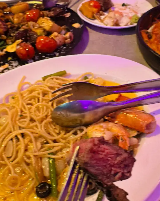 먼데이블루스 성내점의 다양한 파스타와 스테이크 메뉴