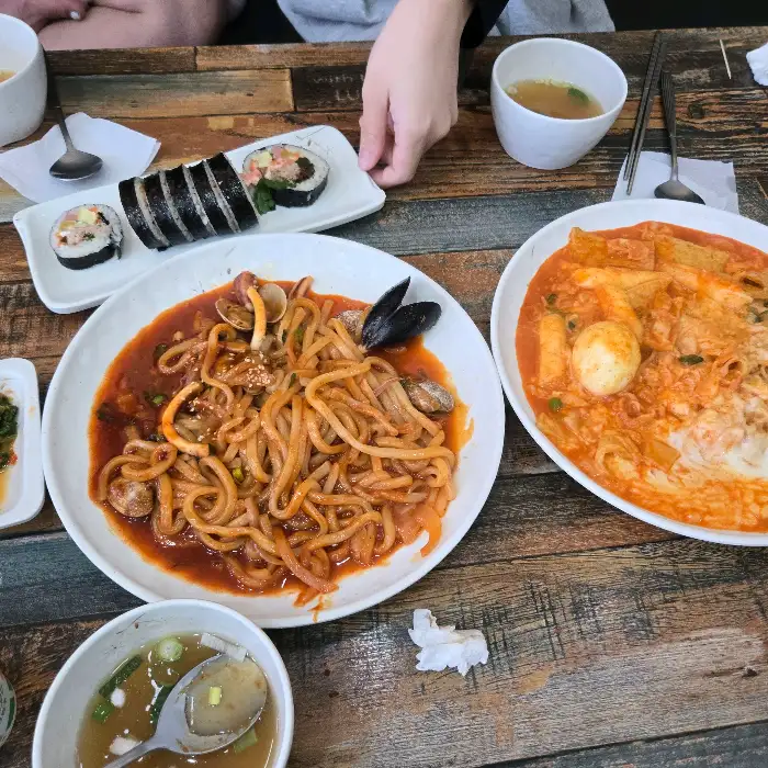 종로김밥 전남완도점의 해물 볶음우동과 김밥