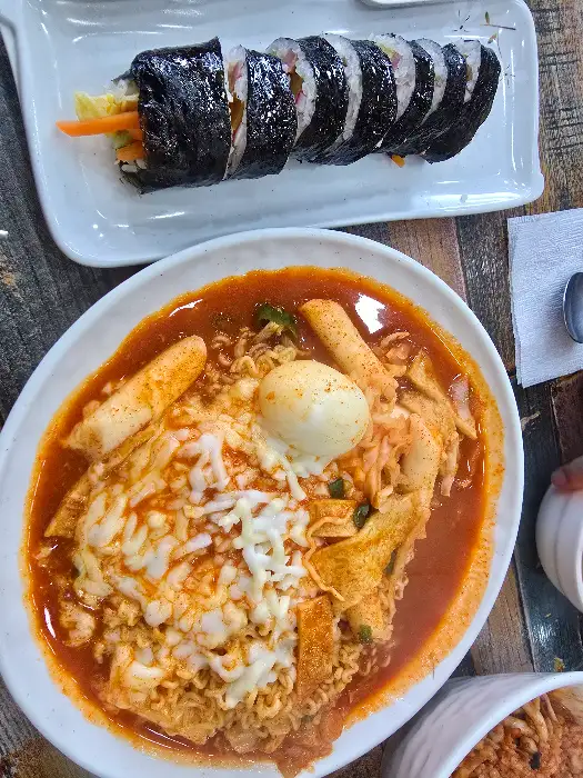 종로김밥 전남완도점의 떡볶이와 김밥