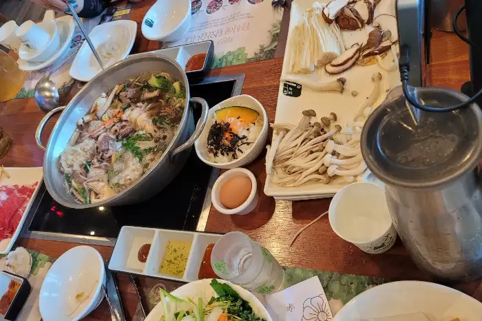 푸짐하게 차려진 샤브샤브 한 상 차림