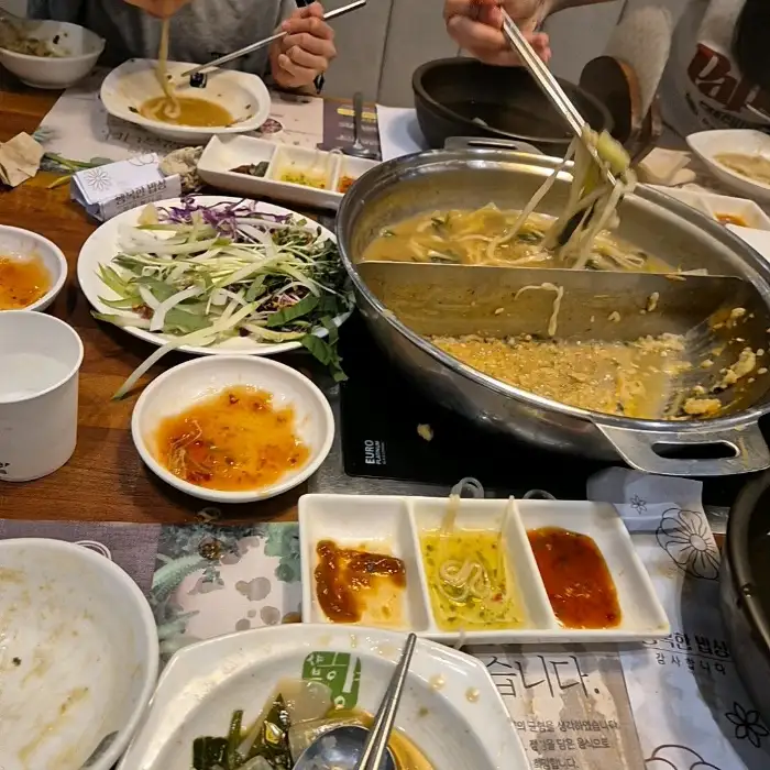 다양한 소스와 함께 먹는 월남쌈