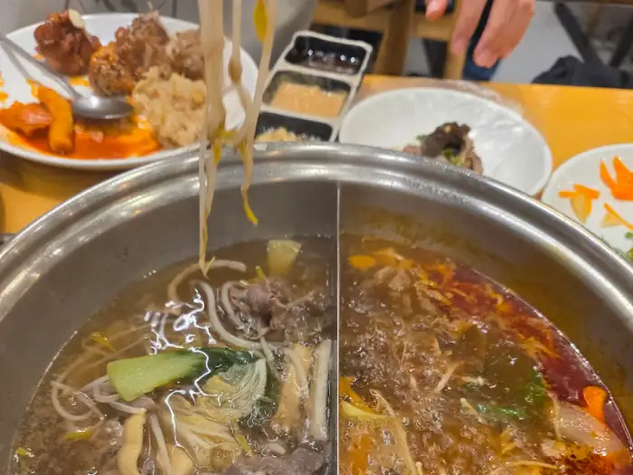 샤브20 창원상남점 두 가지 맛 육수와 신선한 재료