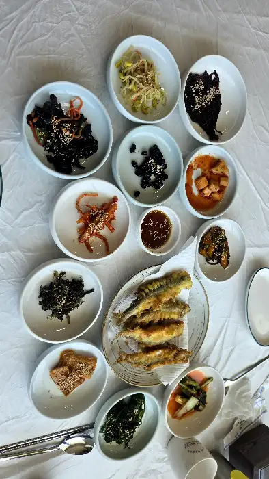 쉴만한식당의 정갈한 밑반찬과 은어튀김