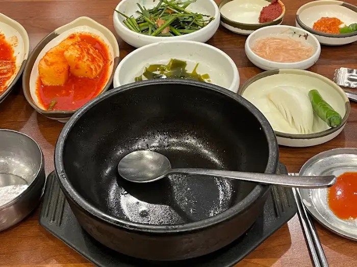 빈 순대국밥 그릇과 숟가락, 그리고 여러 반찬들