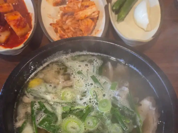 끓고 있는 신가 가마솥 순대국밥의 클로즈업