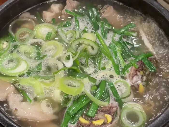 신가 가마솥 순대국밥 속의 푸짐한 순대와 파