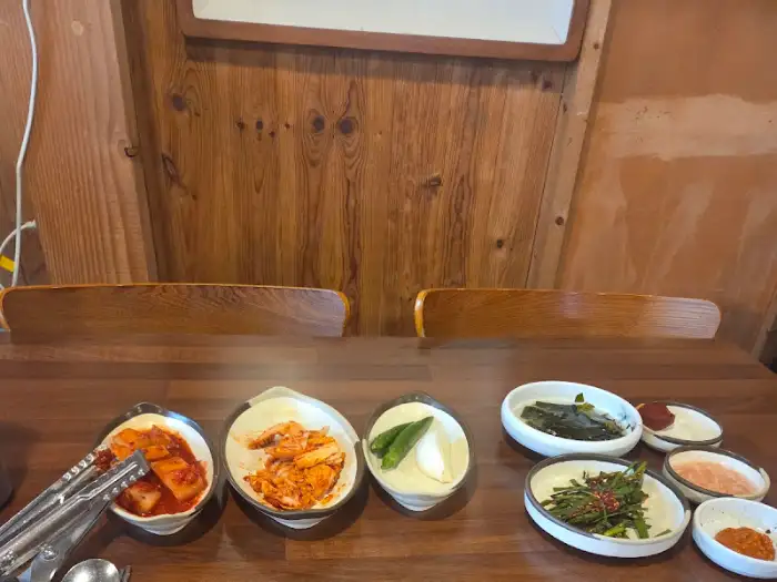 식탁 위에 차려진 다양한 반찬들과 젓가락