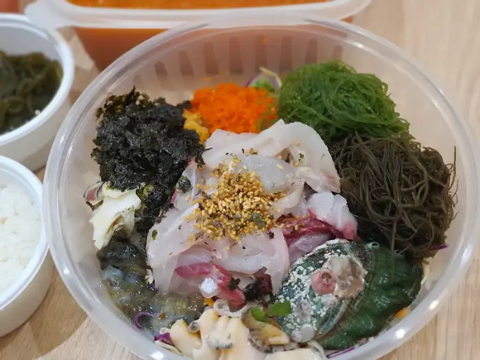 신선한 해산물과 채소가 어우러진 샷보로 일식 물회