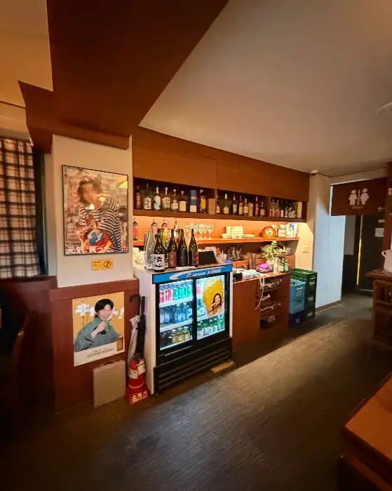 다양한 종류의 술병들이 진열된 쇼텐 영통점의 바(bar) 공간