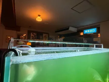 쇼텐 영통점 내부의 아늑한 조명과 인테리어