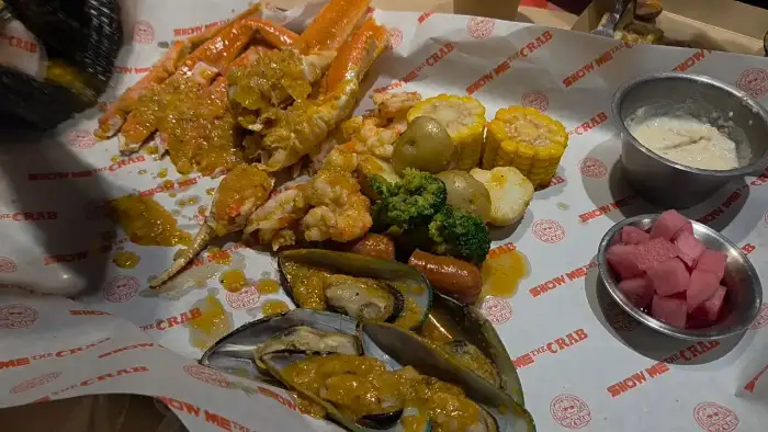 쇼미더크랩 청라 본점의 푸짐한 보일링 크랩 메뉴와 사이드 메뉴 구성
