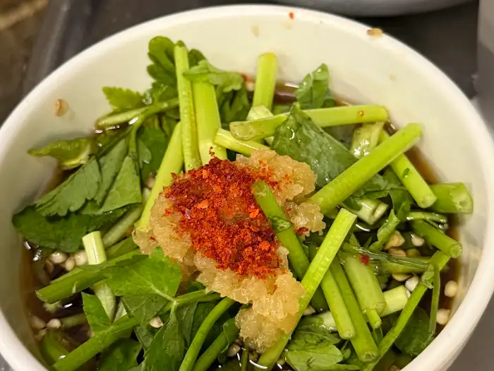 진성한우곱창 가락본점의 곁들임 채소와 소스