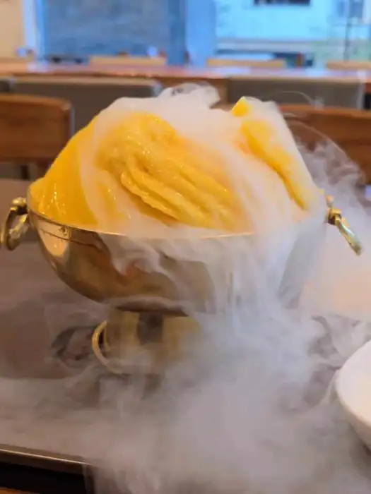 차가운 안개 속에서 빛나는 망고 눈꽃빙수