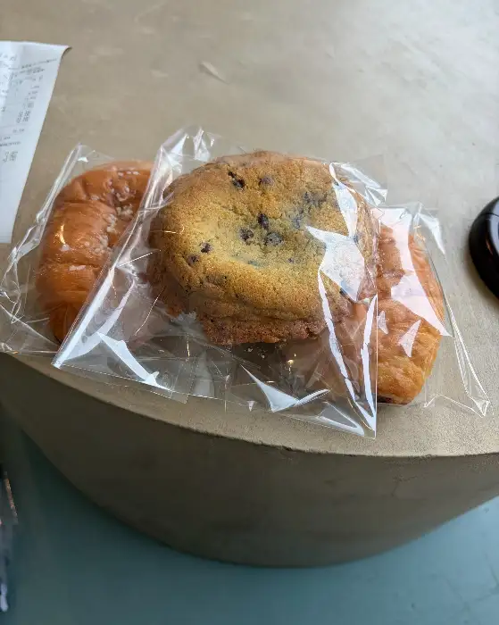 투명 포장지에 담긴 쿠키와 소금빵
