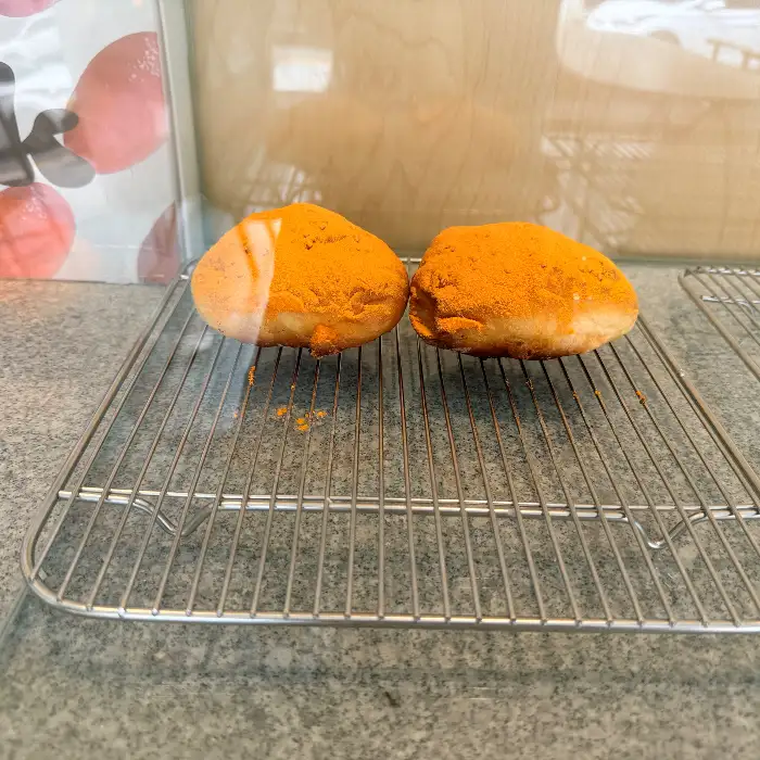 오렌지색 가루가 묻혀 있는 슬록의 소금빵