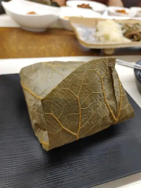 정갈하게 담겨 나온 작은영토 연잎밥