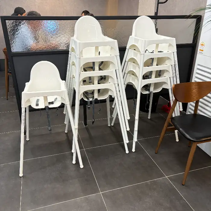 솔가숯불갈비 공주점 아기 의자 준비