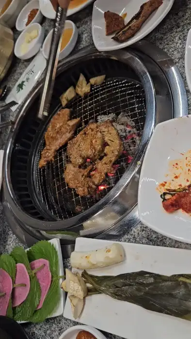 솔가숯불갈비 공주점 돼지갈비와 밑반찬 한상차림