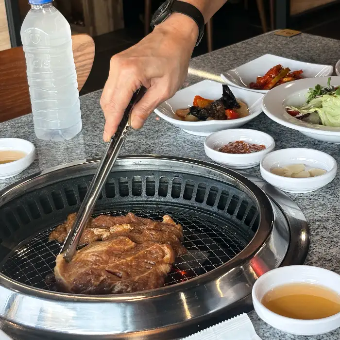 솔가숯불갈비 공주점 직원이 고기 굽는 모습