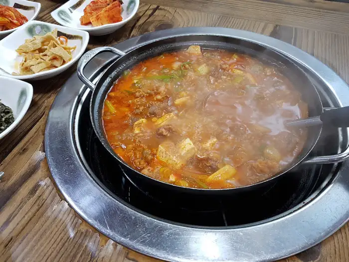 솔향기에서 제공되는 따뜻하고 구수한 차돌 된장찌개