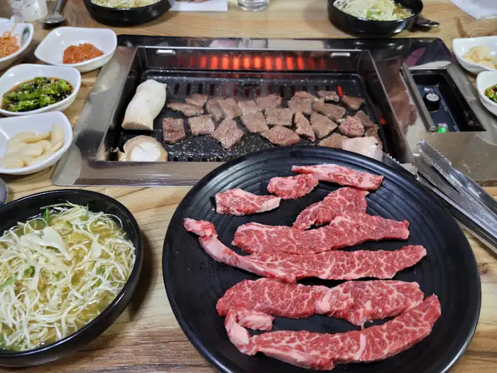 테이블에 차려진 솔향기 돼지왕갈비와 곁들임 반찬들