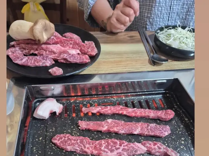 불판 위에서 맛있게 구워지고 있는 솔향기 돼지왕갈비