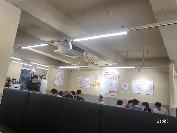 만복이쭈꾸미 낙지볶음 성주점의 넓고 쾌적한 내부 공간