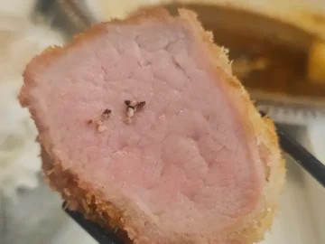 특등심 카츠 단면의 부드러운 핑크빛 살코기