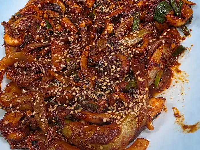 빨간 양념에 버무려진 홍어와 돼지고기, 야채 요리