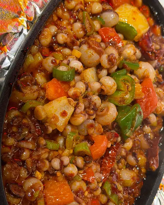 치즈마파두부가 매콤하고 푸짐하게 담겨 있습니다.