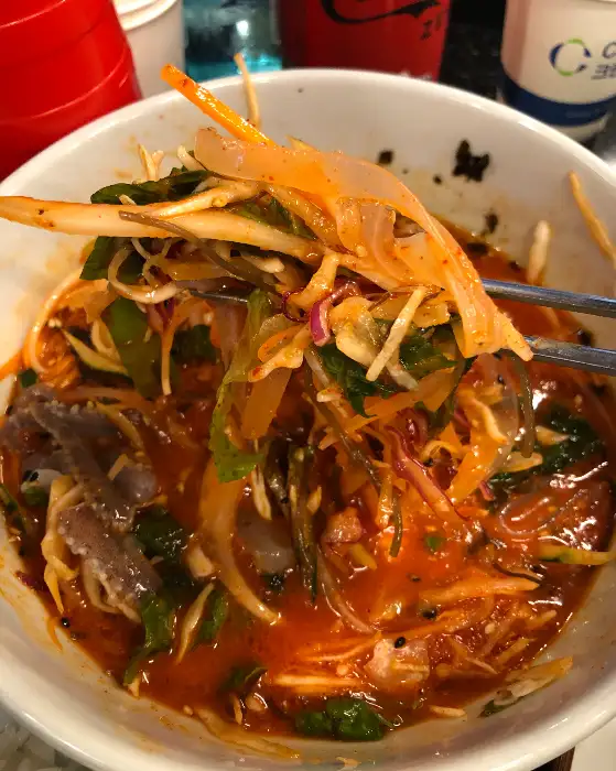 매콤한 양념에 버무려진 물회