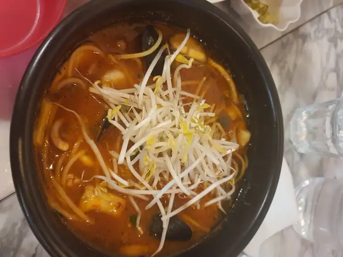 얼큰한 국물에 해산물과 숙주가 풍성하게 들어간 해물라면