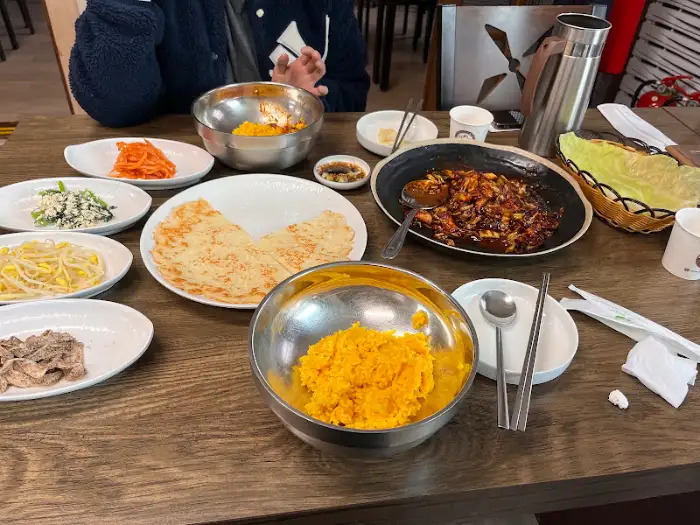 매콤하게 볶아진 쭈꾸미 볶음과 밥