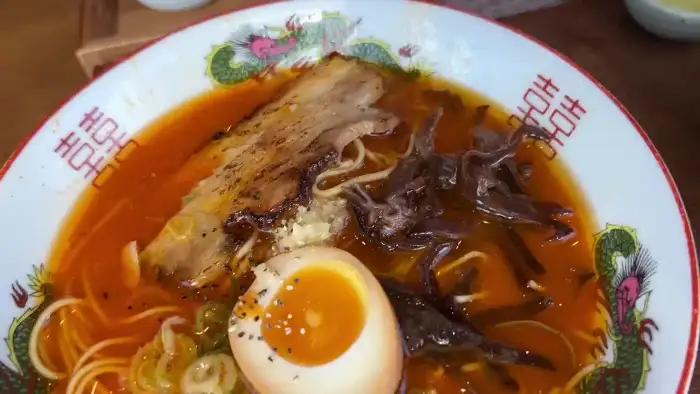 붉은 국물의 카라이 돈코츠 라멘에 올라간 차슈와 반숙 계란