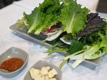 다양한 쌈 채소와 곁들임 메뉴가 차려진 봄날쌈밥 한상