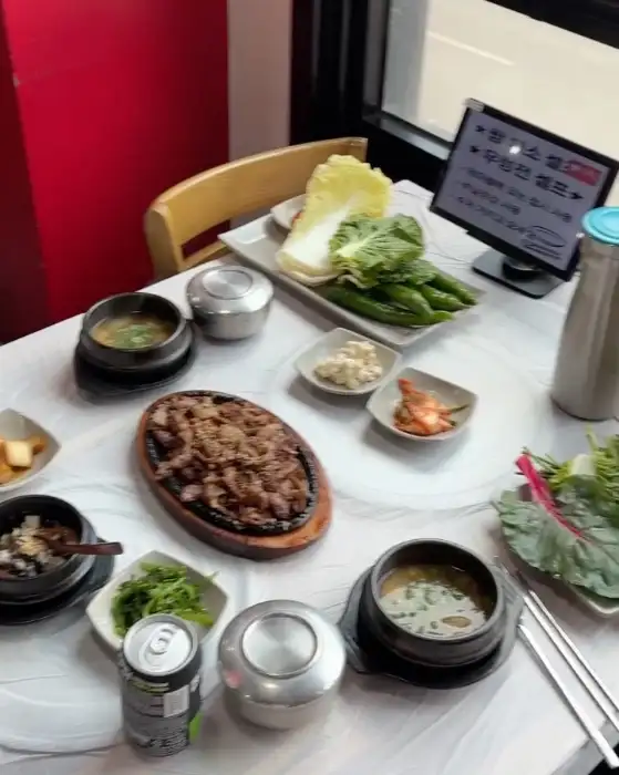 정갈하게 차려진 쌈밥 식탁의 모습