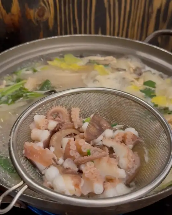 찜기 속에서 쫄깃한 식감을 뽐내는 문어 조각