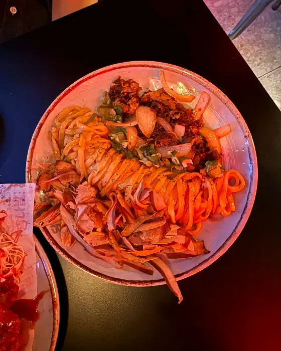 다양한 채소와 고기가 곁들여진 볶음 요리