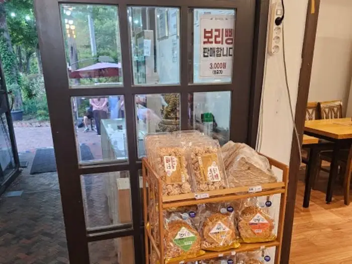 꽃누리들밥 입구에 진열된 빵과 과자류
